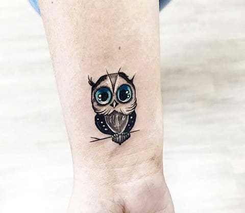 Tatuagem de uma pequena coruja no pulso