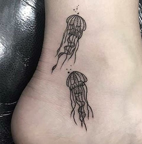 Татуировка на медуза на глезена