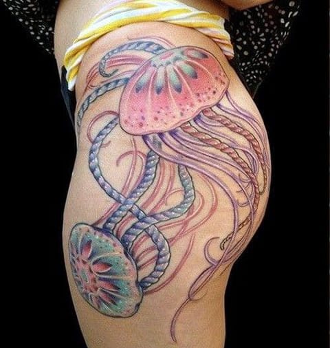 Татуировка на Медуза върху седалището на момичетата - снимка