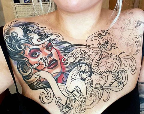 Medusa Gorgon tatuointi rinnassa