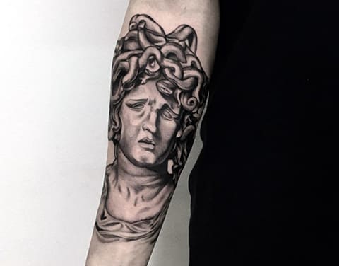 Medusa Gorgone tatuaggio sulla mano