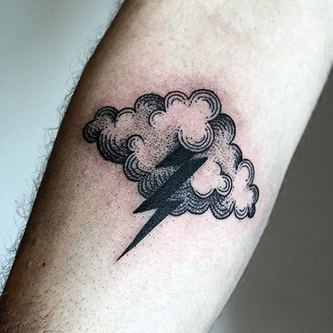 Tatuiruotė su žaibu ir debesimi ant rankos