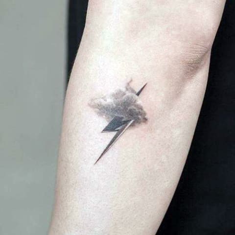 Tatuiruotė su žaibu ant rankos