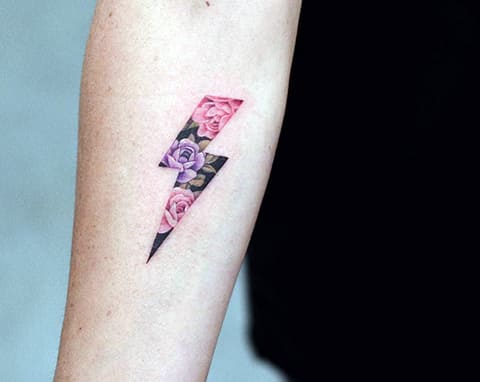 Tatuagem com relâmpagos no braço