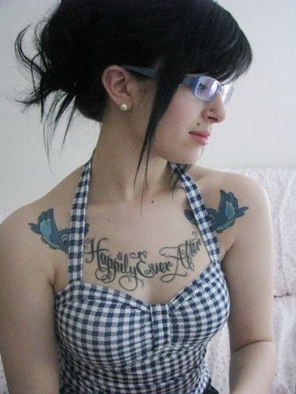 Tatuiruotė su užrašu ir paukščiais ant krūtinės