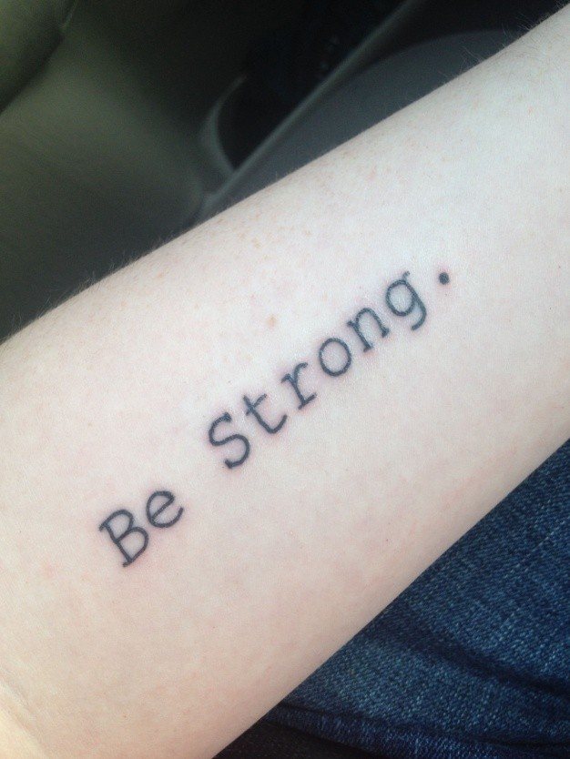 Татуировка с надпис Stay Strong