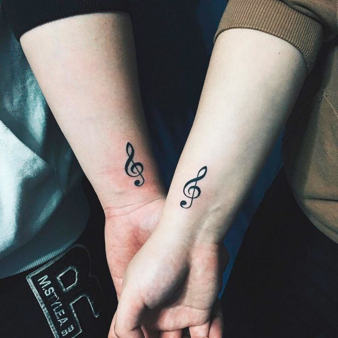 Tattoo met de notities voor vrienden