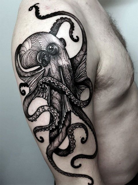Tatuointi mustekala käsillä