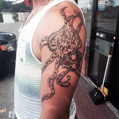 Mustekalan tatuointi käsivarteen