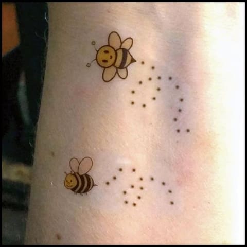 Tatuiruotė su bitėmis