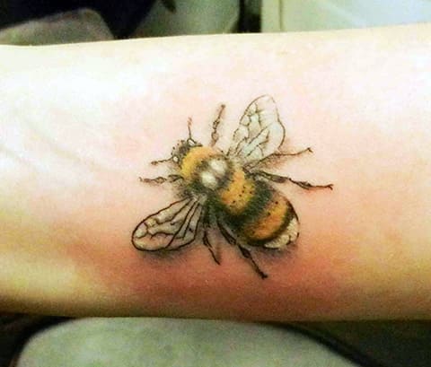 Tatuagem com abelha - foto