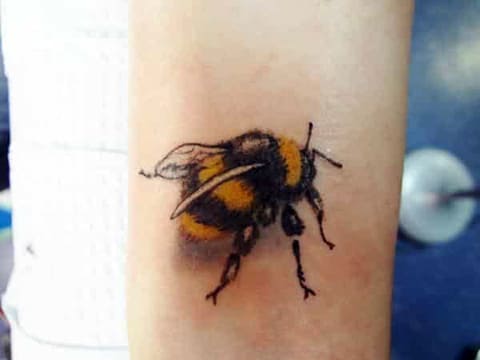 Τατουάζ με μέλισσα - φωτογραφία