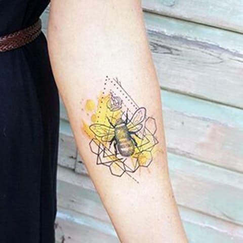 Tatuagem com abelha e favo de mel