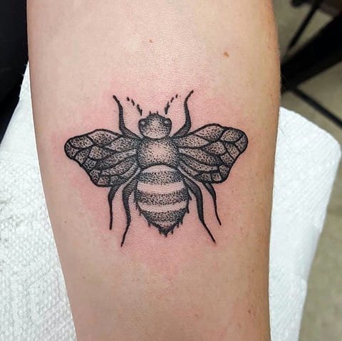 Egy méh tetoválása a kezén