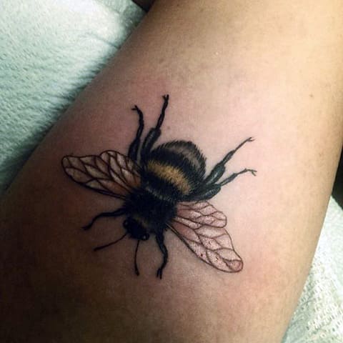 蜜蜂图案的纹身