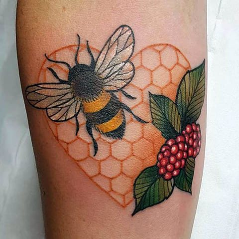Tatuaggio con un'ape