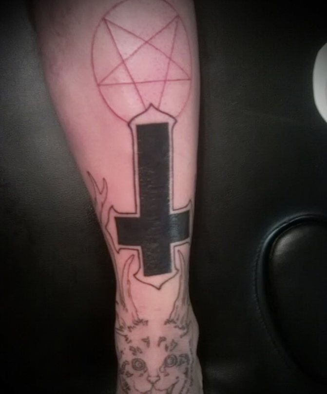 纹身是一个倒置的十字架。