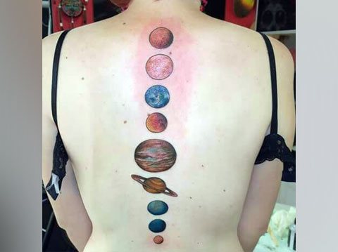 Planet tatovering på ryggen - foto