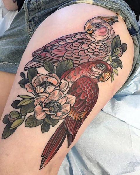 Tatuagem de papagaio na coxa