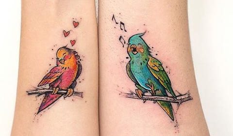 Tatuaj de papagal pe încheietura mâinii
