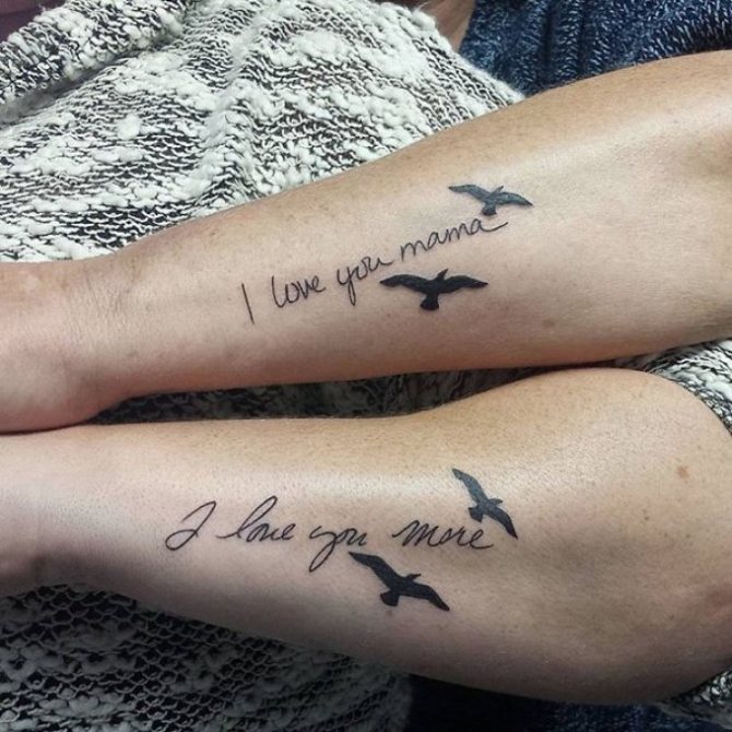 Tatuaggio con uccelli e iscrizioni simboliche per madre e figlia
