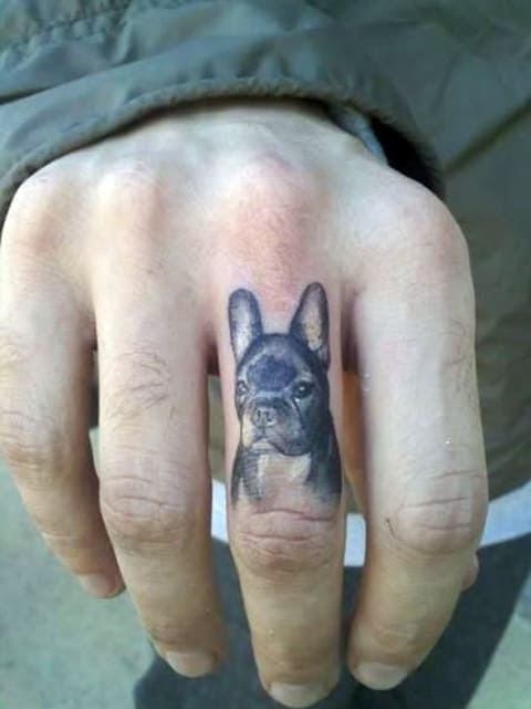 Tattoo een hond op je duim