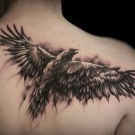 Tatuaggio con un corvo