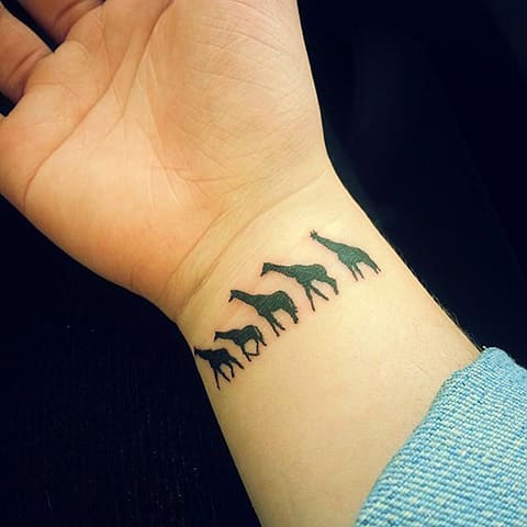 Tatuiruotė žirafa ant riešo