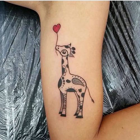 Tattoo met een giraffe op zijn arm