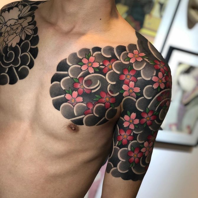 Tetovanie čerešne na hrudi a ramene