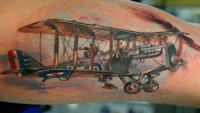 татуировка на самолет на ръката