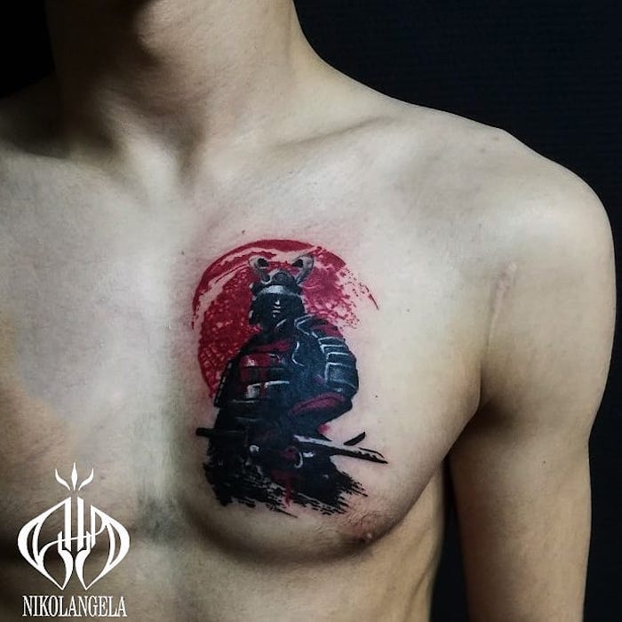 tatuaggio di samurai sul petto