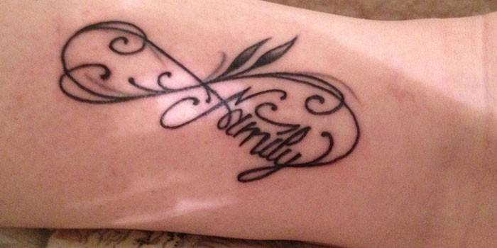 Tetoválás Család és a végtelen szimbólum.