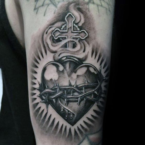 kors hjerte tatovering
