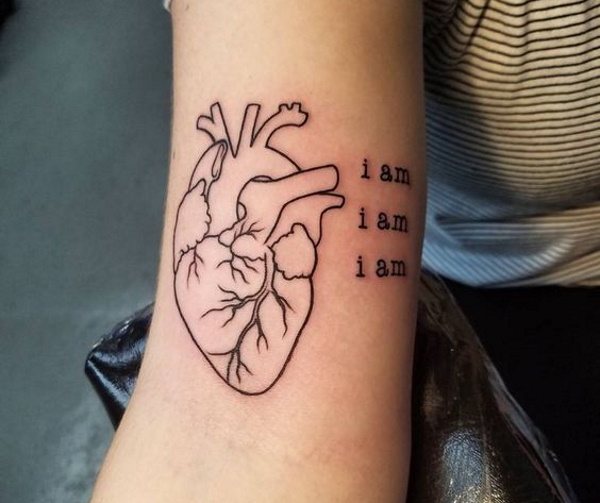 Tattoo hart op de pols, hand, gezicht, borst. Schets, betekenis