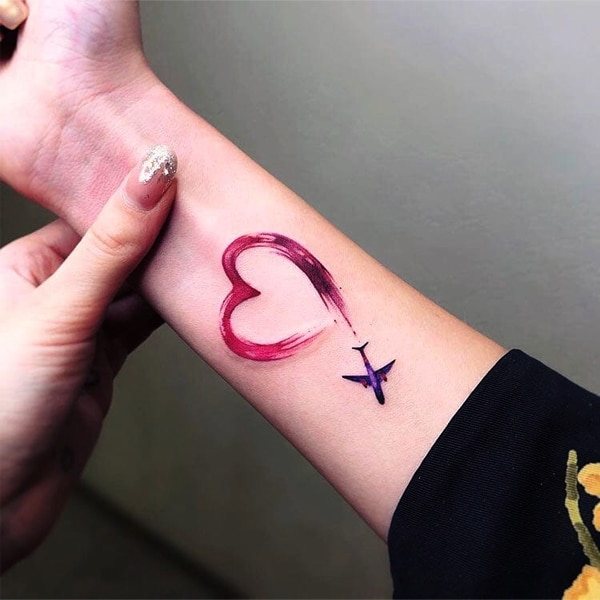Tatuaj de inimă pe încheietura mâinii, mână, față, piept. Schiță, semnificație