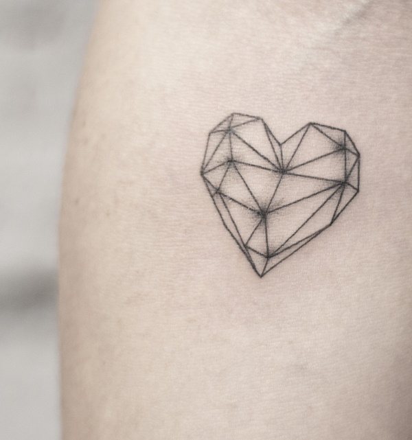 Tatuagem do coração no pulso, mão, rosto, peito. Esboço, significado