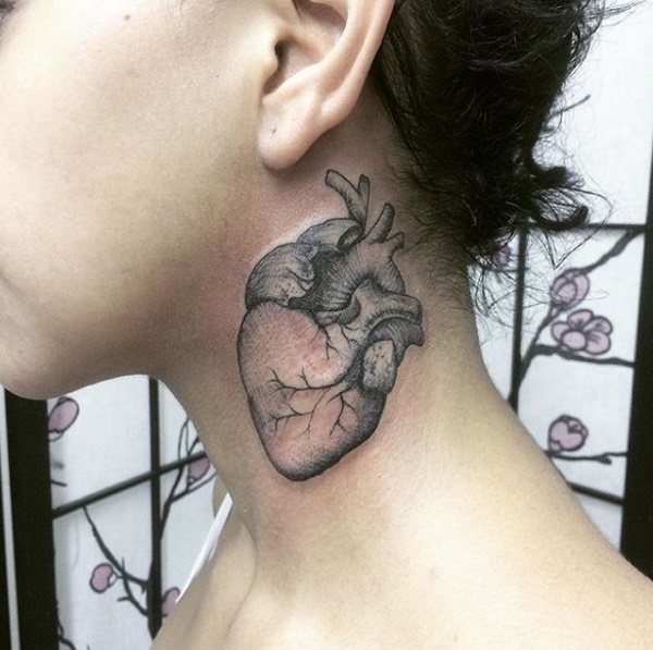 Szív tetoválás a csuklón, kézen, arcon, mellkason. Vázlat, jelentés