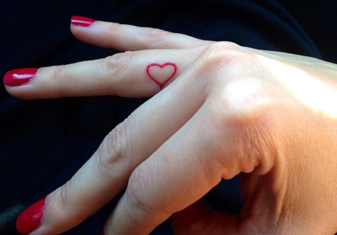 Sydän tatuointi sormeen. Merkitys, mitä se tarkoittaa, luonnoksia, valokuvia