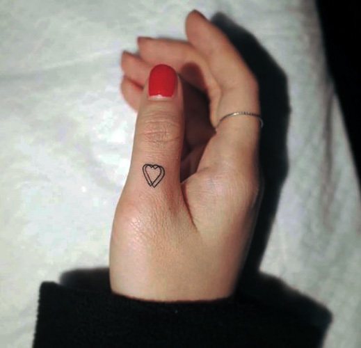 Tatuaj cu o inimă pe deget. Semnificație, ce înseamnă, schițe, fotografii