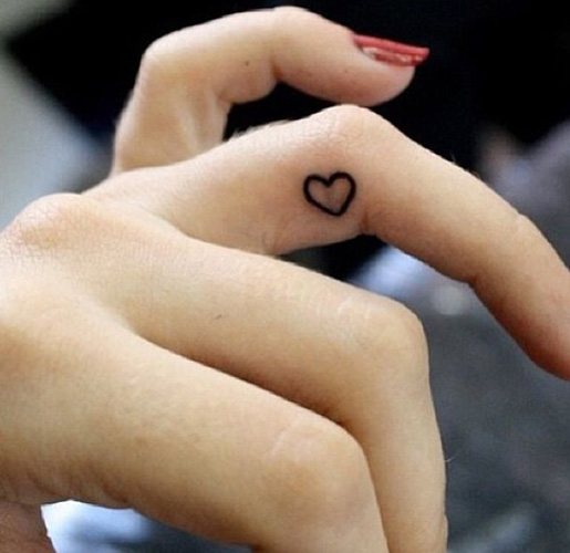 Tatuaggio di un cuore su un dito. Significato, cosa significa, schizzi, foto