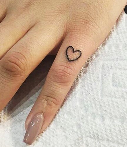 Tatuaggio di un cuore su un dito. Significato, cosa significa, schizzi, foto