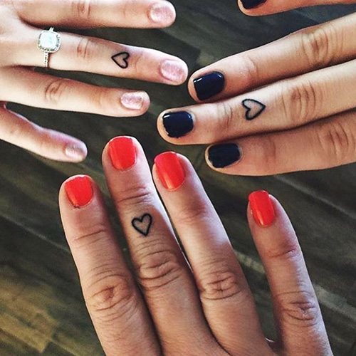 Tattoo van een hart op een vinger. Betekenis, wat het betekent, schetsen, foto's