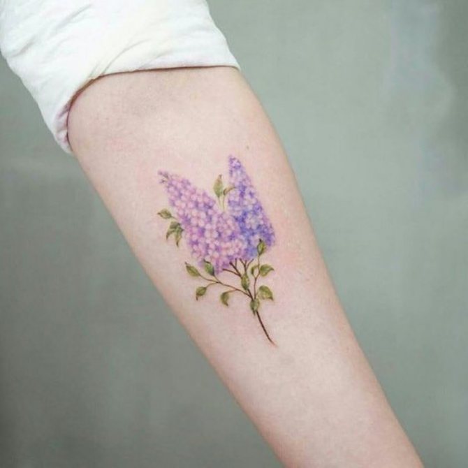 tattoo lila bij de hand