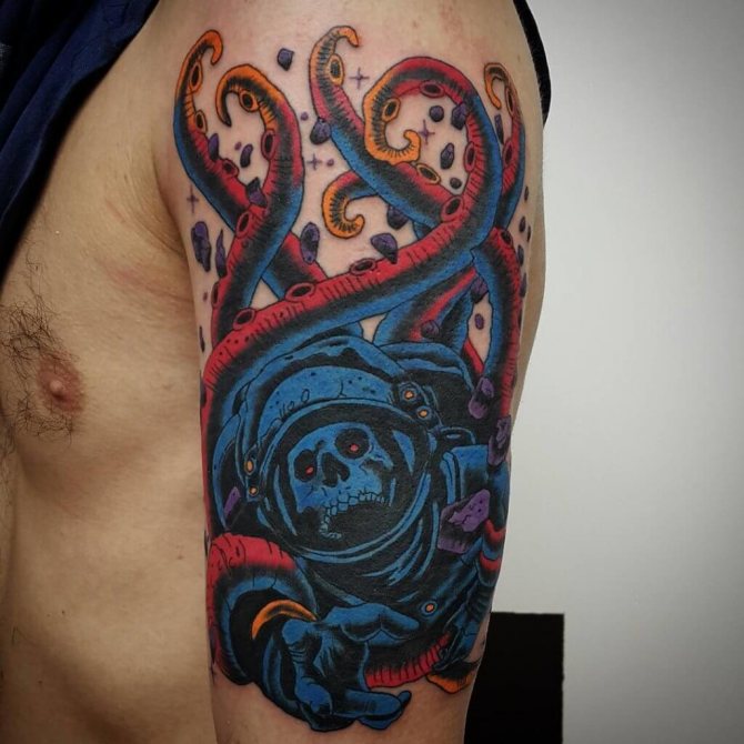 Egy űrhajós csontváz tetoválása a vállon