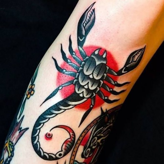 Τατουάζ σκορπιού στο αντιβράχιο με κόκκινο κύκλο