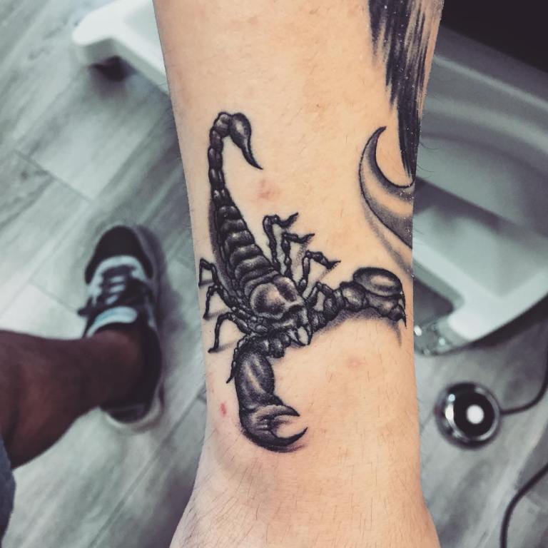 Tetovanie mužského škorpióna na ruke