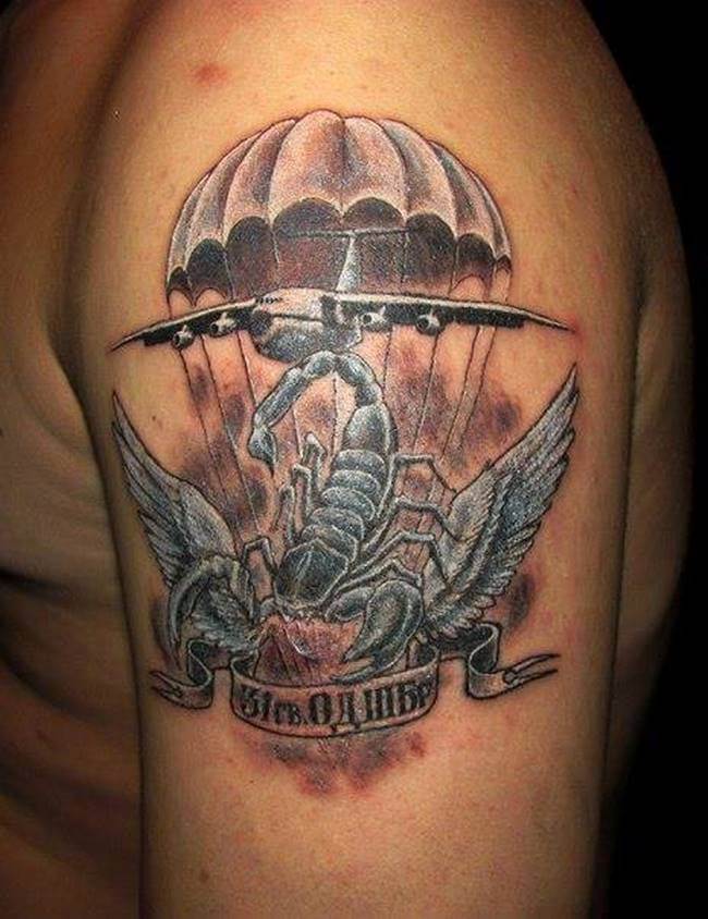 escorpião tatuado