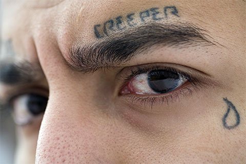 Tetovējums ar asaras pilienu zem acs