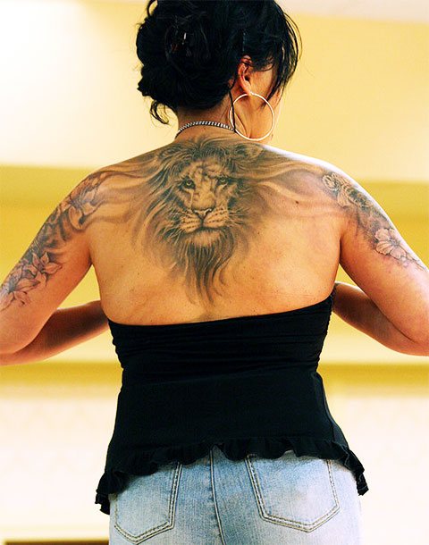Tatovering af løve på ryggen af en pige